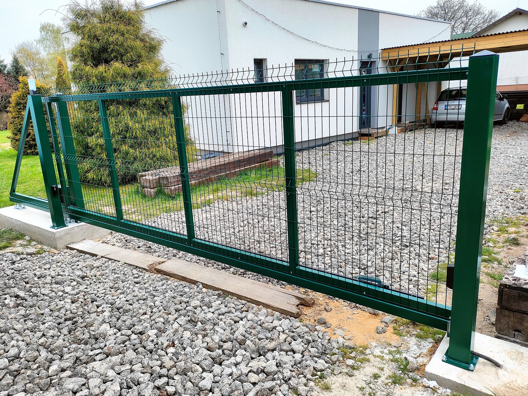 Robustní plotový sloupek z jeklu 100 × 100 × 3 mm s patkou 150 × 150 × 8 mm – České brány